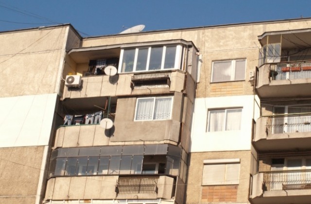 2 бона хвърчат през балкона
