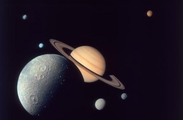 Апаратът Касини направи първите снимки в пръстените на Сатурн