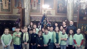 Деца украсиха елхата в храм Света Троица