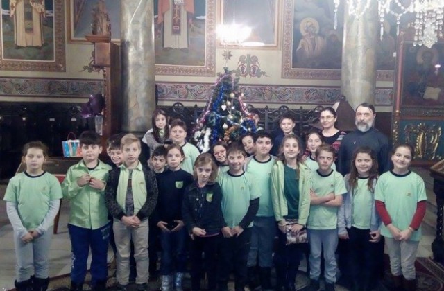 Деца украсиха елхата в храм Света Троица
