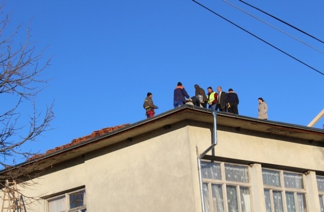 Спешно ремонтират покрива на читалището в Криво поле