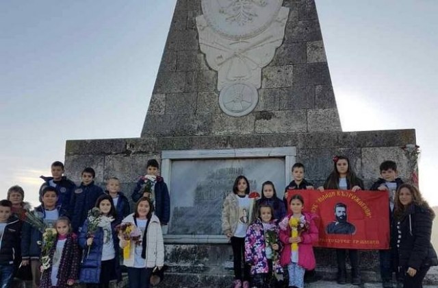 Младите възрожденци при НУХристо Ботев отбелязаха Освобождението на Плевен