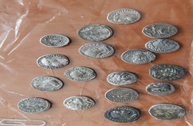 Задържаха старинни монети на границата