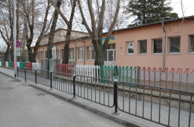 Обезопасиха района на детска градина „Райна Княгиня“ след извършения ремонт в кв.“Самара-3“