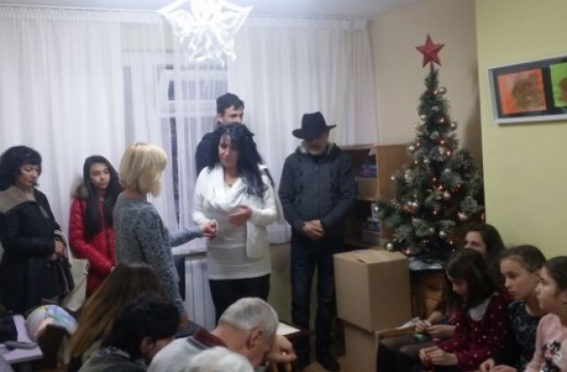 Жените от ВМРО изненадаха с коледни подаръци  социалните домове за възрастни в Гоце Делчев