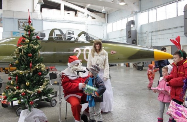 Дядо Коледа пристигна на летище Долна Митрополия със самолет пълен с подаръци