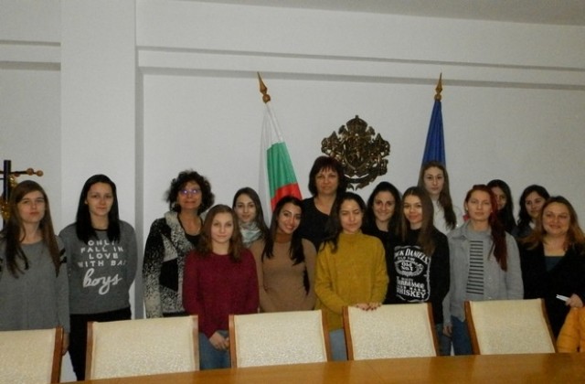 Областният управител Ралица Добрева се срещна с ученици от Левски