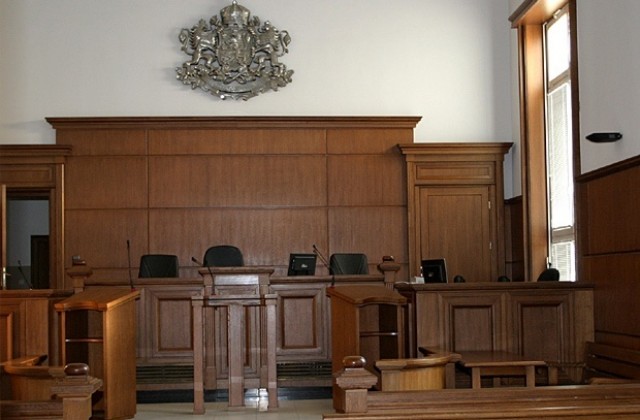 Съдът в Русе задържа за постоянно полицая и четиримата наркодилъри