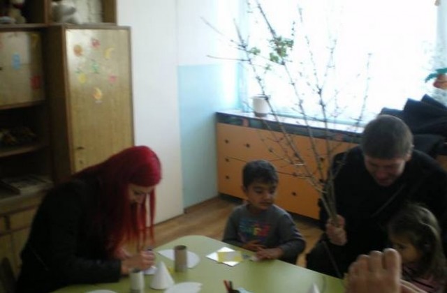 Сурвакници и новогодишни картички изработиха в детската градина в Болярово