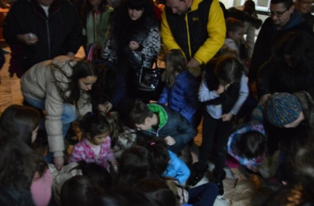 Щур празник и дъжд от лакомства зарадваха децата във фоайето на Община Благоевград