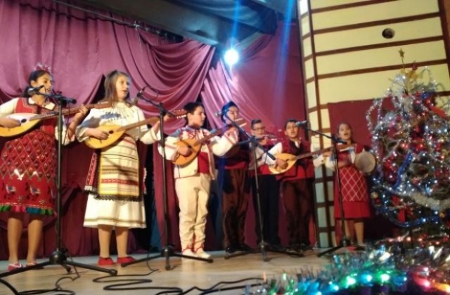В Баня отбелязаха идващите празници с голям коледен концерт