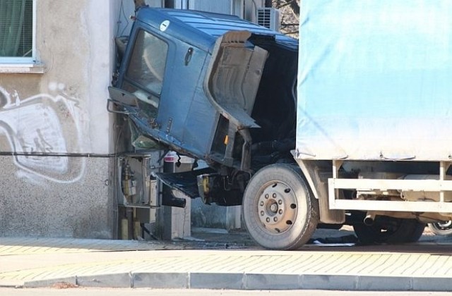 Камион се вряза в инсталация за газ в Казанлък