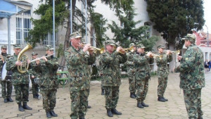 Военен духов оркестър с концерт на Коледния базар