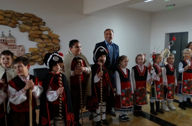 Коледари „полазиха кмета на Нова Загора на Игнажден
