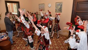 Коледари поздравиха кмета на Сливен