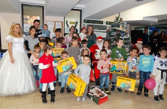 Община Нова Загора подари подаръци на децана на своите служители