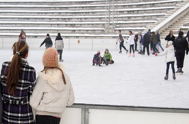 Децата 3 дни безплатно на ледената пързалка в Хасково за Коледа