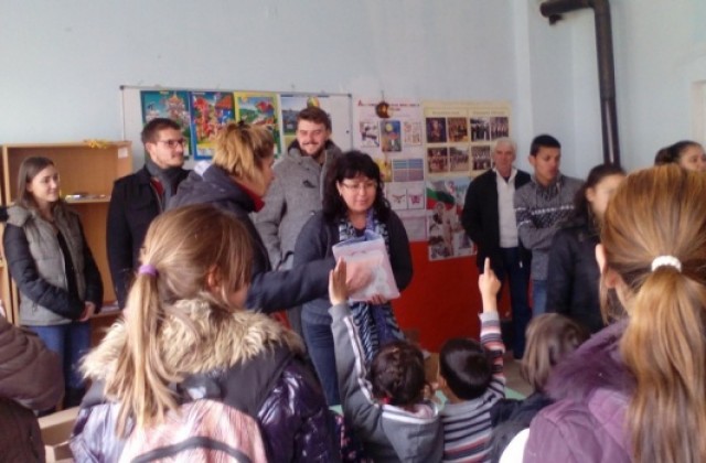 Коледна изненада за децата от училището в Трекляно от ротарианци