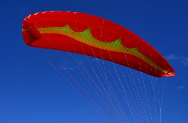 Над 150 дядоколедовци поставиха рекорд по скокове с парашут в тандем