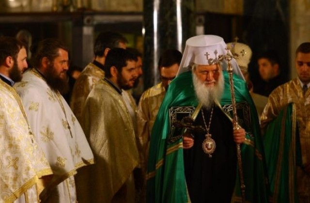 Патриарх Неофит: В святата нощ никой не трябва да остава сам и безнадежден (СНИМКИ)