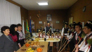 Коледари хортуваха за здраве при кмета и зам кмета на