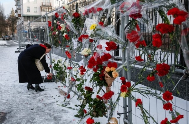 Украинци изхвърлиха цветя, поднесени в памет на жертвите от катастрофата с Ту-154 (СНИМКИ)