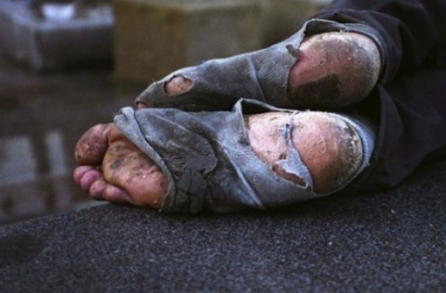 Кадри на бездомни, които нощуват в гробове, разтърсиха Иран (СНИМКИ)