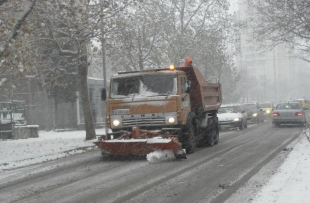 Сняг вали в Западна и Северна България, има ли затворени пътища?