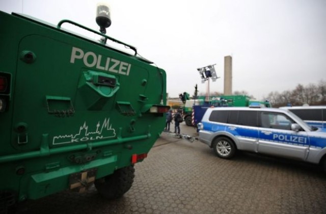 Бронирани коли и полицаи с автомати пазят германците в новогодишната нощ (СНИМКИ)