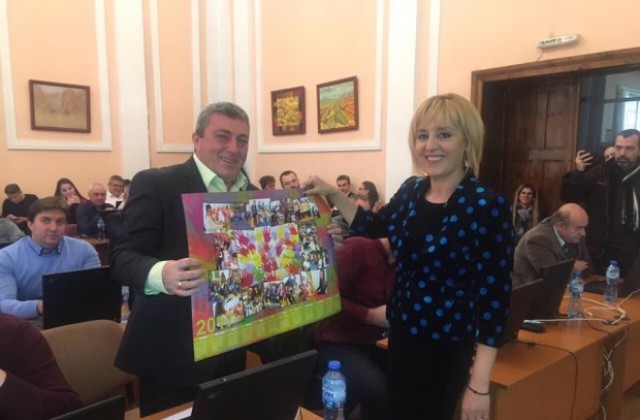 Общинските съветници в Кюстендил получиха календар от омбудсмана Мая Манолова