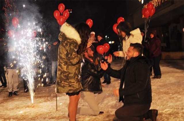 Две предложения за брак на площада в новогодишната нощ в Разград
