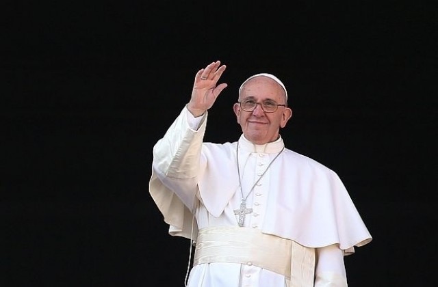 Папа Франциск заяви, че 2017 г. започва с кърваво петно върху света