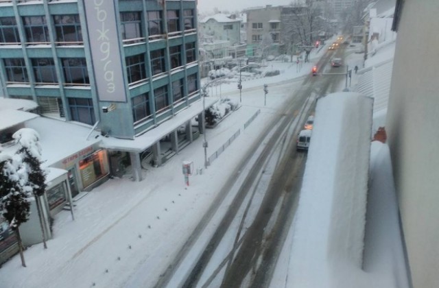 30 см. сняг в Кюстендилско, 60 см. на Осогово. Ограничено е движението на тирове