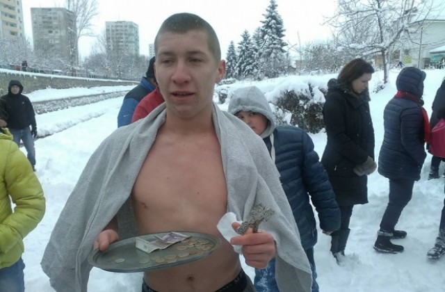 18- годишният Андрей Асенов хвана Богоявленския кръст в Кюстендил