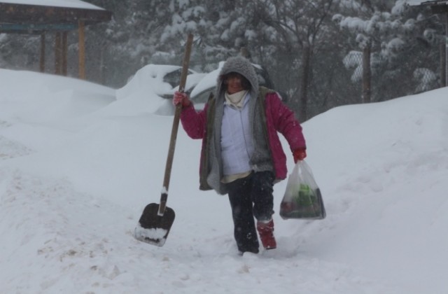 144 населени места в България все още са без ток заради снега
