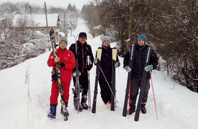 Снегът като забавление: в Пороище си спретнаха ски писта