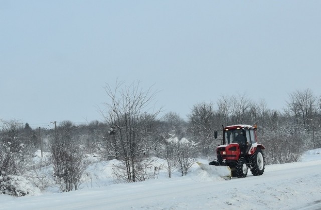 Затвориха пътя за Славяново заради снегонавявания
