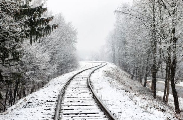 Влак дерайлира заради преспа сняг