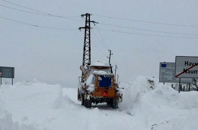 Преспи по 2 метра блокират пътя към Каолиново (СНИМКИ)