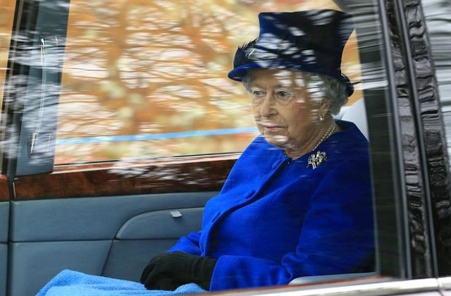 Британската кралица отиде на църква, посрещнаха я с аплодисменти