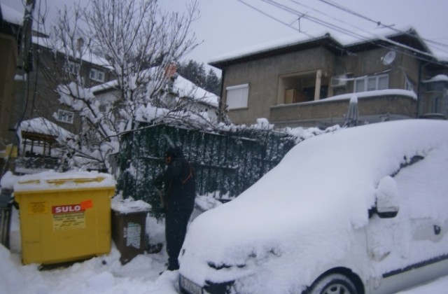 Почистете снега пред дома и работното си място, призоваха от Община Габрово