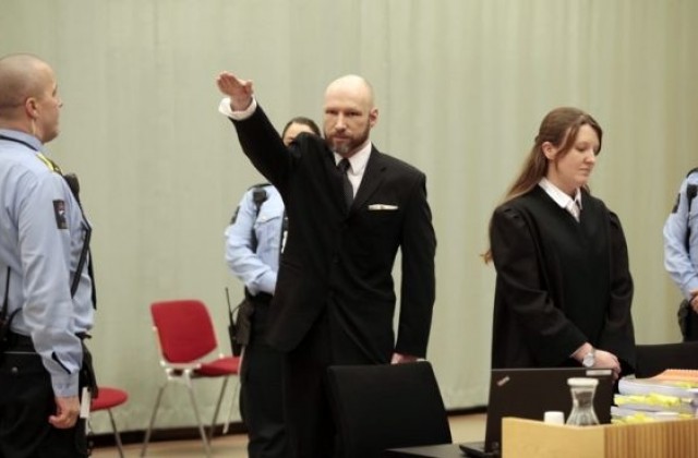 Масовият убиец Андерш Брайвик отправи нацистки поздрав по време на съдебно заседание