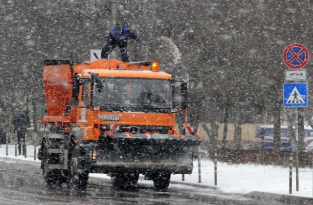 108 снегопочистващи машини срещу заледяването в София