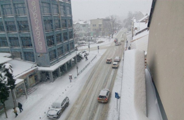 Нов сняг в кюстендилско, затвориха за тирове пътя за ГКПП Гюешево