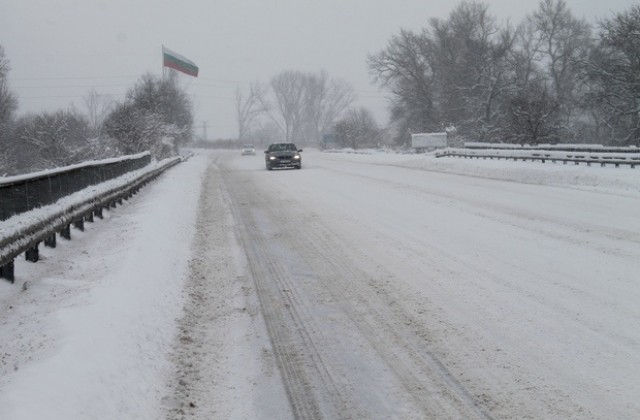 Снегът затвори пътища в Хасковско