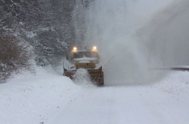 Усложнена пътна обстановка у нас и отново населени места без ток заради снега