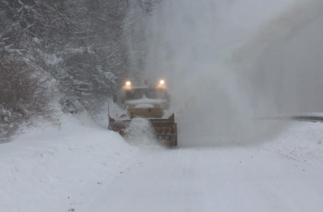 Заради снега затвориха всички проходи между Северна и Южна България