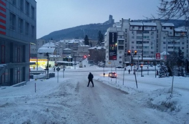 Разчистват се улиците и пътищата в община Шумен, движението е затруднено