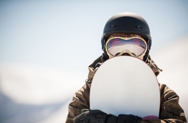 Ентусиаст подкара сноуборд по заснежена търновска улица (ВИДЕО)