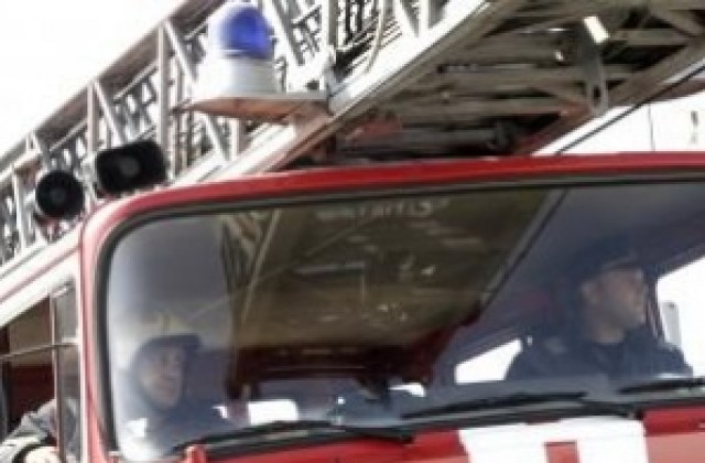 Старица бе обгазена при пожар, джип „Мерцедес” изгоря в гараж